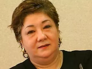 იაპონელი მიმტანი ეცინება ზოგიერთ ბიჭს